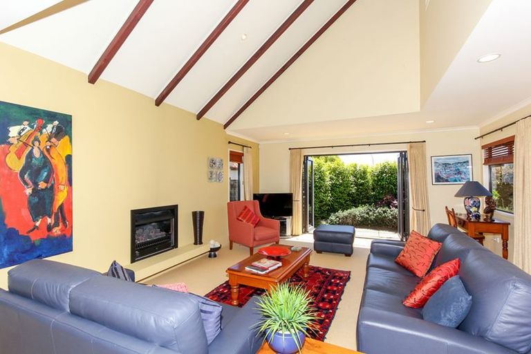 Photo of property in 12 Tupare Place, Highlands Park, New Plymouth, 4312