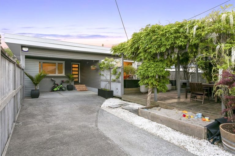 Photo of property in 1/105 Nile Road, Milford, Auckland, 0620