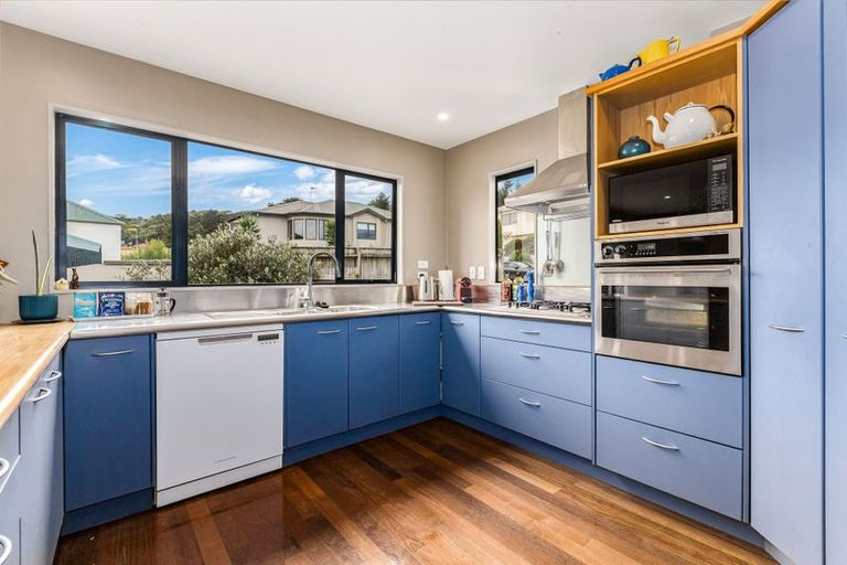 Photo of property in 11 Glengavel Grove, Papakowhai, Porirua, 5024