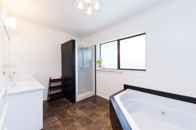 Photo of property in 77 Pacific Drive, Fitzherbert, Palmerston North, 4410