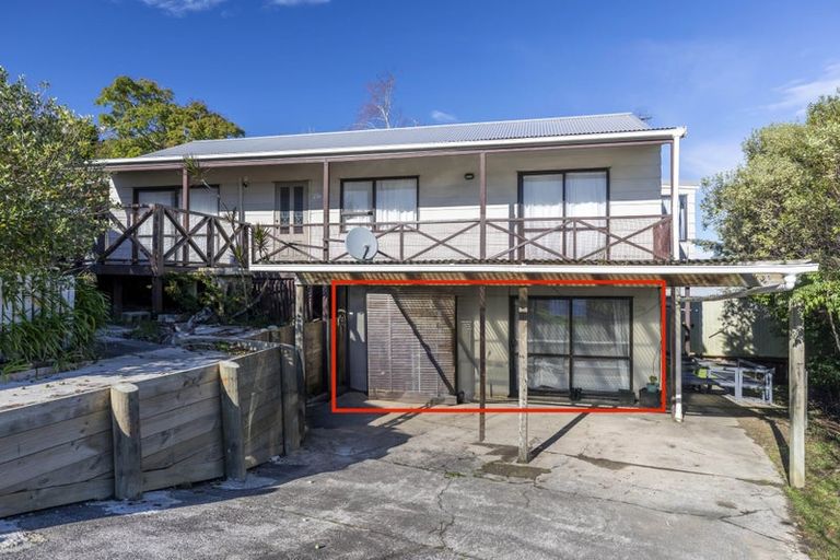 Photo of property in 2/23 Flaunty Place, West Harbour, Auckland, 0618