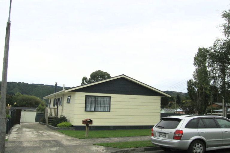 Photo of property in 3 Monarch Grove, Maoribank, Upper Hutt, 5018