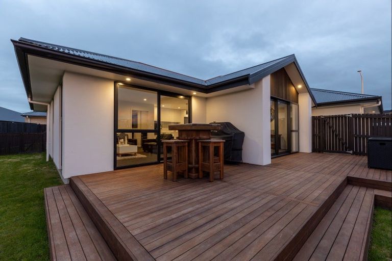 Photo of property in 2 Corsica Court, Fitzherbert, Palmerston North, 4410