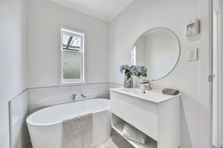 Photo of property in 1/11 Glenfern Road, Mellons Bay, Auckland, 2014