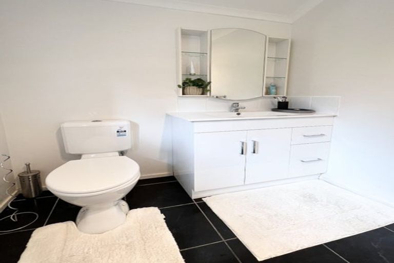 Photo of property in 3 Sunvista Avenue, Oteha, Auckland, 0632