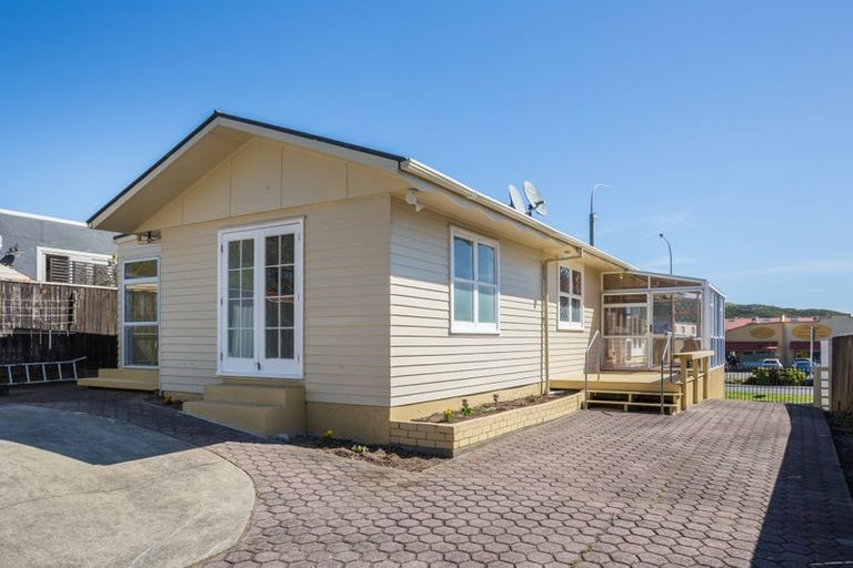 Photo of property in 140 Mana Esplanade, Paremata, Porirua, 5026