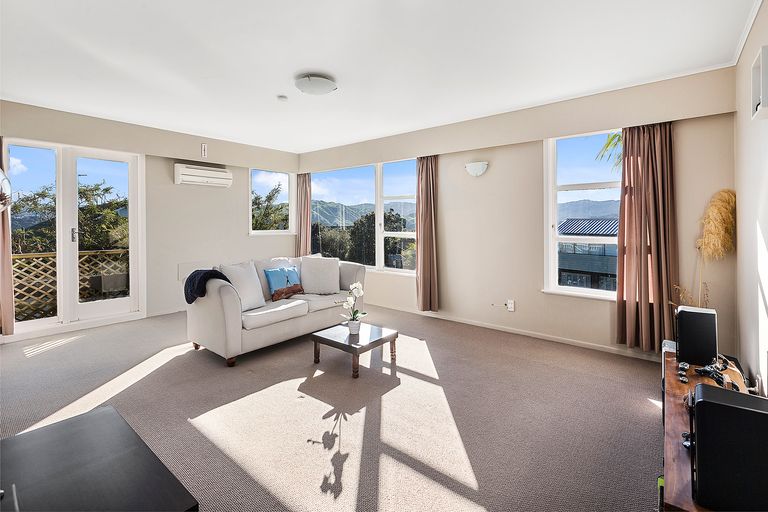 Photo of property in 28 Spinnaker Drive, Whitby, Porirua, 5024