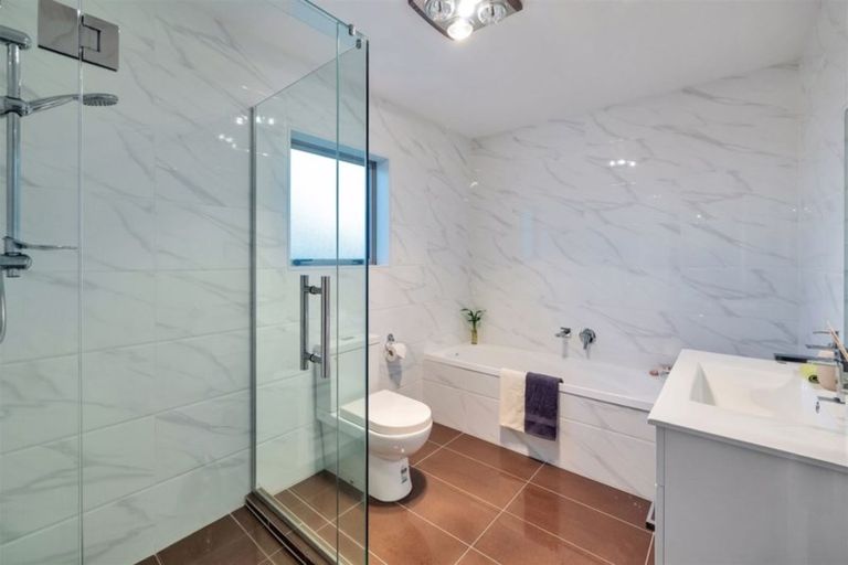 Photo of property in 28b Kirrie Avenue, Te Atatu South, Auckland, 0610