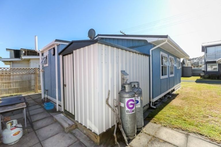 Photo of property in 70 Sixth Avenue, Urenui, 4377