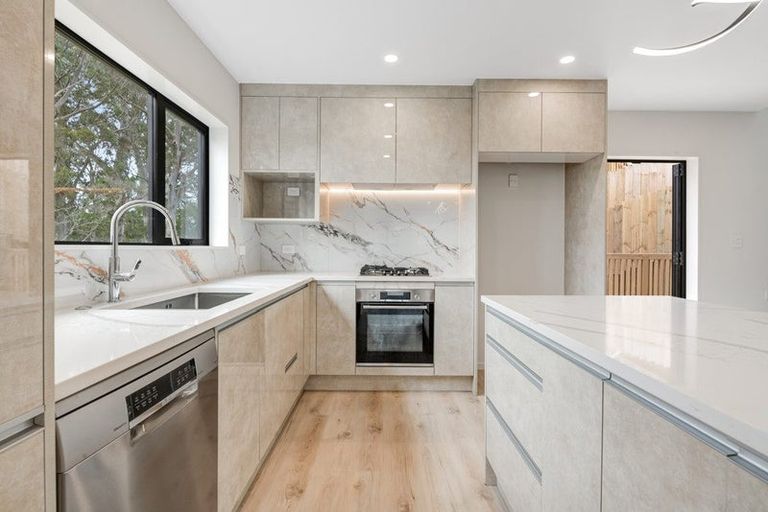 Photo of property in 34a Lorikeet Place, Unsworth Heights, Auckland, 0632