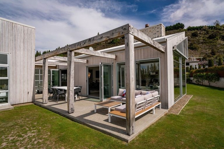 Photo of property in 14 Sunrise Bay Drive, Wanaka, 9305