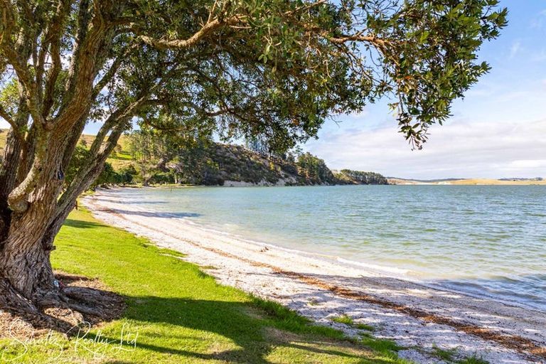 Photo of property in 1 Rigby Street, Whakapirau, 0583