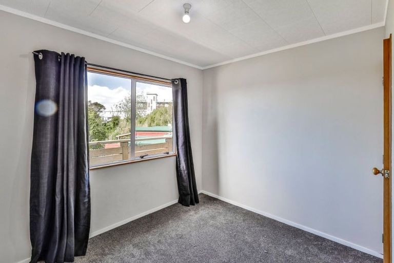 Photo of property in 2/633 Glenfield Road, Totara Vale, Auckland, 0629