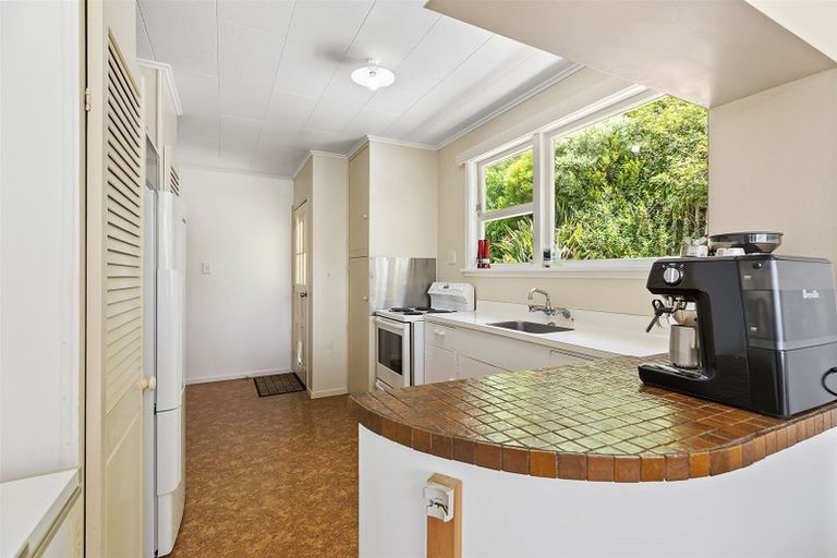 Photo of property in 28 Oak Avenue, Paremata, Porirua, 5024