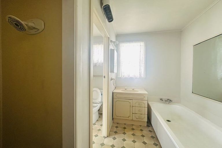 Photo of property in 32 Bond Crescent, Forrest Hill, Auckland, 0620