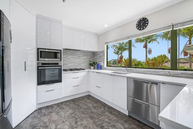 Photo of property in 10 Jacanas Place, Unsworth Heights, Auckland, 0632