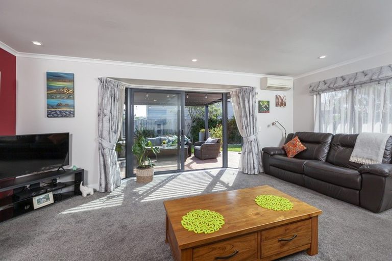 Photo of property in 68 Guildford Drive, Paraparaumu, 5032