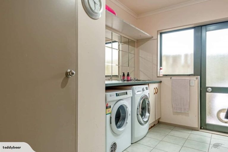 Photo of property in 15 Woburn Place, Takaro, Palmerston North, 4412