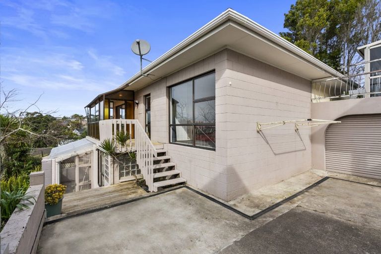 Photo of property in 2/90 Browns Bay Road, Rothesay Bay, Auckland, 0630