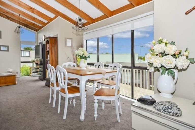 Photo of property in 10 Unsworth Drive, Unsworth Heights, Auckland, 0632