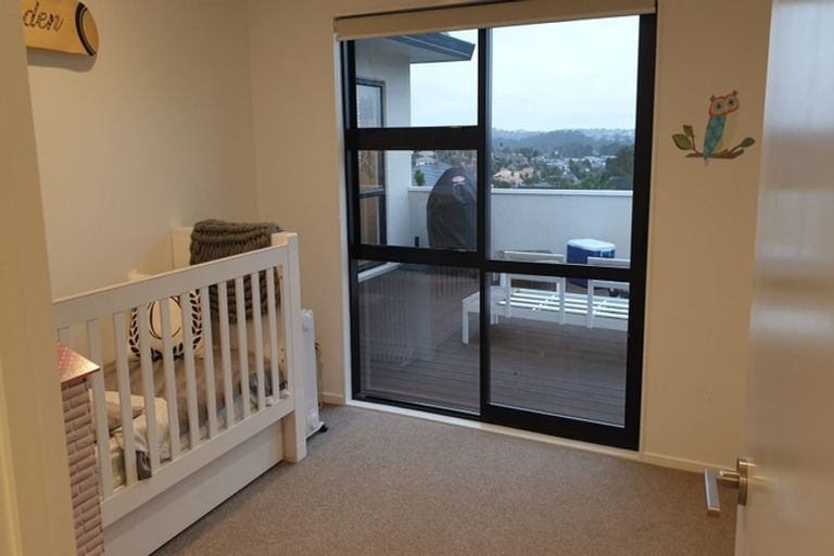 Photo of property in 1/32a Bronzewing Terrace, Unsworth Heights, Auckland, 0632