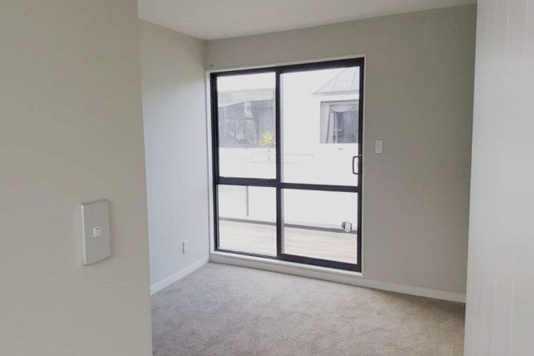 Photo of property in 16 Takutai Avenue, Bucklands Beach, Auckland, 2012