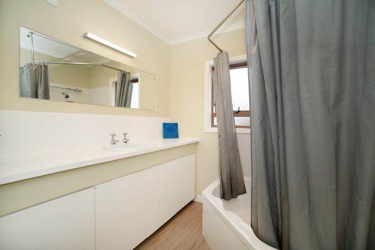 Photo of property in 15 Raglan Avenue, Cloverlea, Palmerston North, 4412