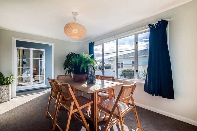 Photo of property in 1/72 Lynwood Road, New Lynn, Auckland, 0600