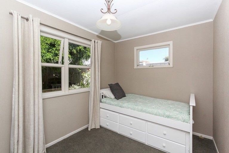 Photo of property in 49a Waiwaka Terrace, Strandon, New Plymouth, 4312