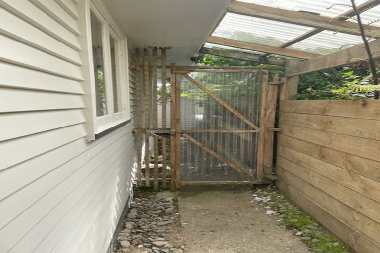 Photo of property in 16 Balmain Street, Newlands, Wellington, 6037