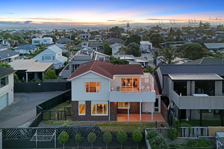 Photo of property in 1/186 Marine Parade, Mount Maunganui, 3116