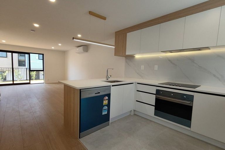 Photo of property in 2/7 Peverill Crescent, Papatoetoe, Auckland, 2025