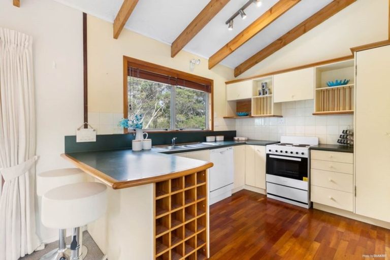 Photo of property in 62 Easton Park Parade, Glenfield, Auckland, 0629