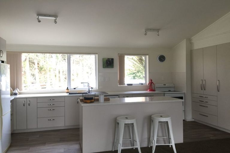 Photo of property in 293 Boord Crescent, Kumeu, 0891