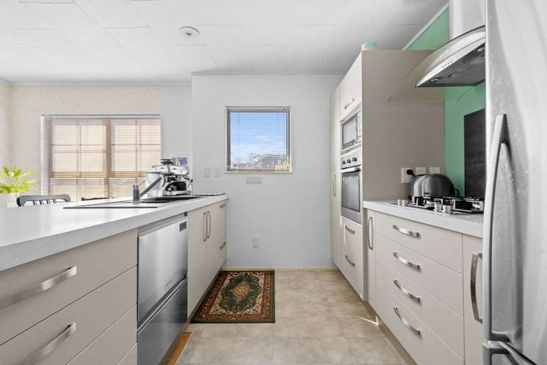 Photo of property in 8 Aquarius Drive, Kawaha Point, Rotorua, 3010