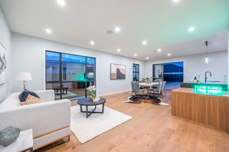 Photo of property in 18 Madden Avenue, Kumeu, 0810