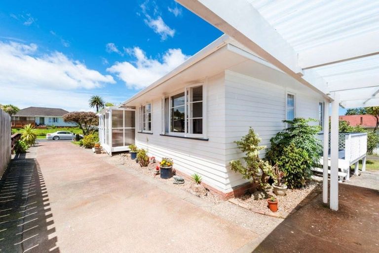 Photo of property in 31 Essex Street, Te Atatu South, Auckland, 0610