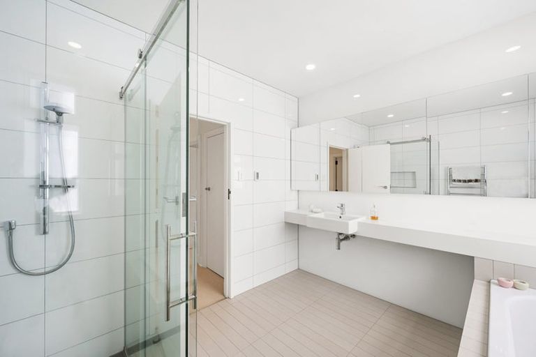 Photo of property in 90 Oriental Parade, Oriental Bay, Wellington, 6011