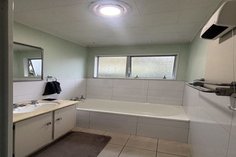 Photo of property in 8 He Awa Crescent, Waikanae, 5036