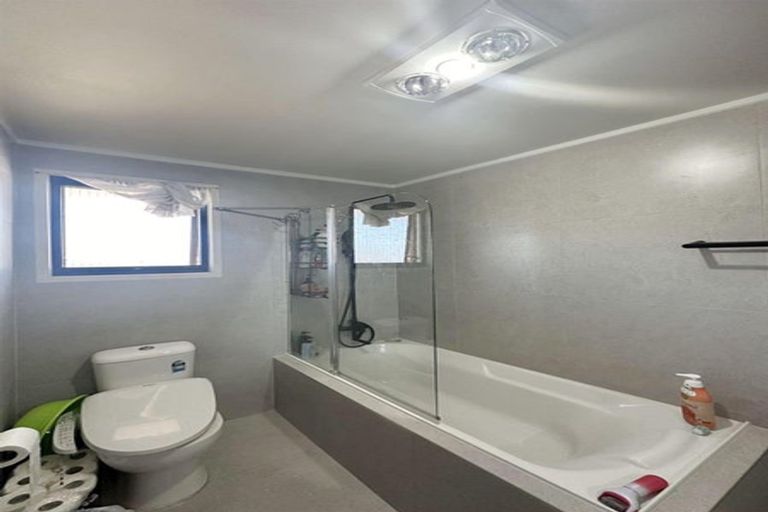 Photo of property in 46 Target Road, Totara Vale, Auckland, 0629