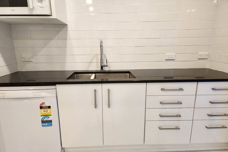 Photo of property in 102 Wiseley Road, West Harbour, Auckland, 0618