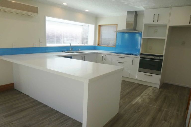 Photo of property in 7 Broadfell Avenue, Avonhead, Christchurch, 8042