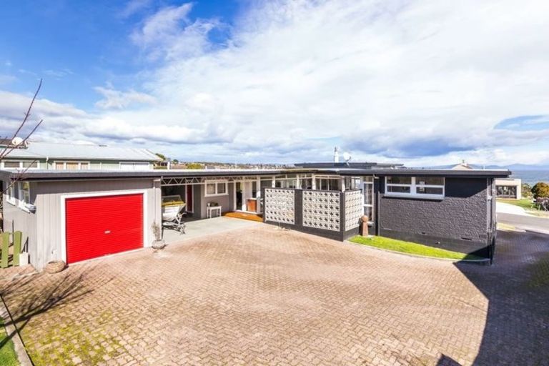 Photo of property in 20 Hinerau Grove, Waipahihi, Taupo, 3330