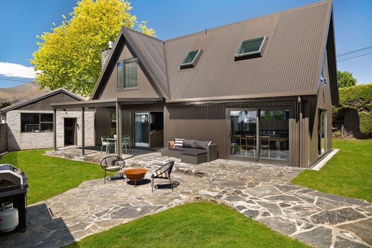 Photo of property in 1 Thames Street, Arrowtown, 9302