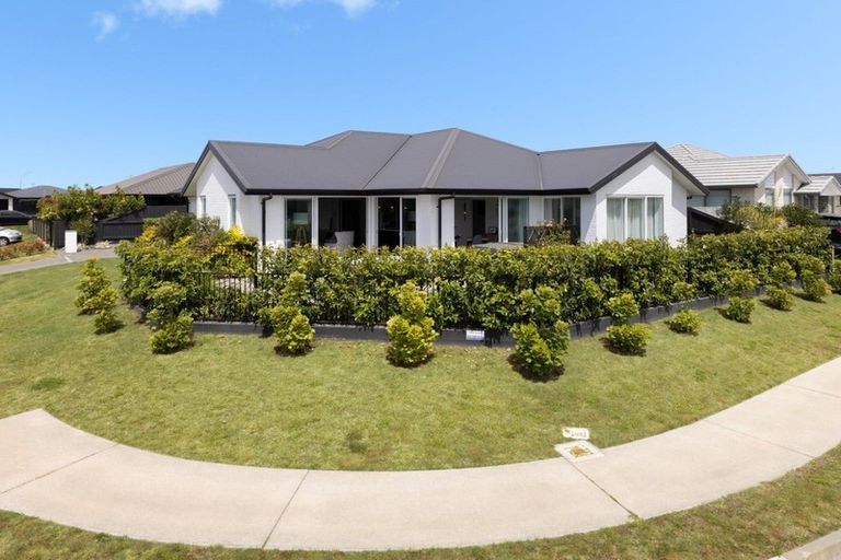 Photo of property in 2 Taioma Close, Papamoa, 3118