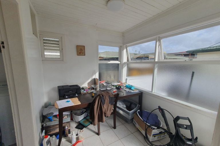 Photo of property in 2 Wattle Street, New Lynn, Auckland, 0600