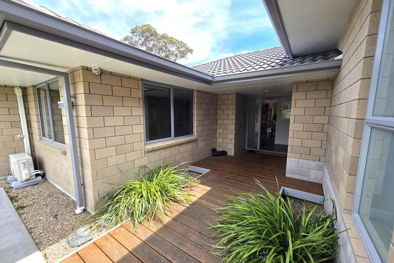Photo of property in 1 Meadowviews Drive, Welcome Bay, Tauranga, 3112