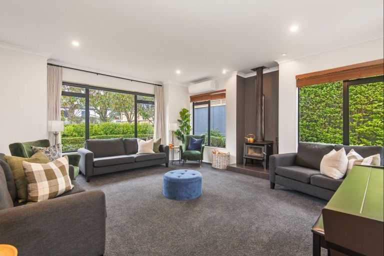 Photo of property in 63 Ruapehu Drive, Fitzherbert, Palmerston North, 4410