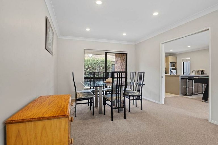 Photo of property in 21 Bellshill Close, Wattle Downs, Auckland, 2103