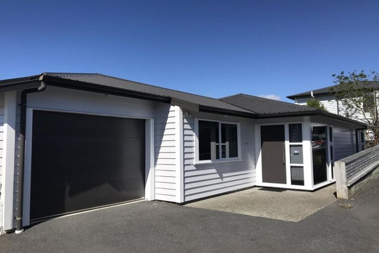 Photo of property in 11a Pinkerton Grove, Newlands, Wellington, 6037